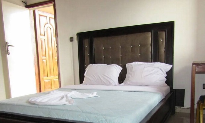 Douala Bed & Breakfast | En Bordure de Route Chambre Meublée à Louer à Bonapriso