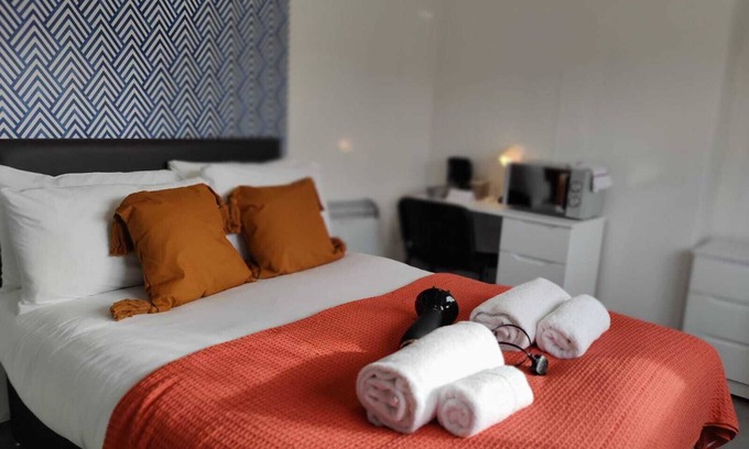 St. Thomas Apartment | En-Suite Double Room, Microwave & Fridge, Smart TV