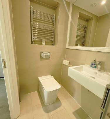 Park Royal Hotel | En-suite Double Room Park Royal with off-site Gym Access