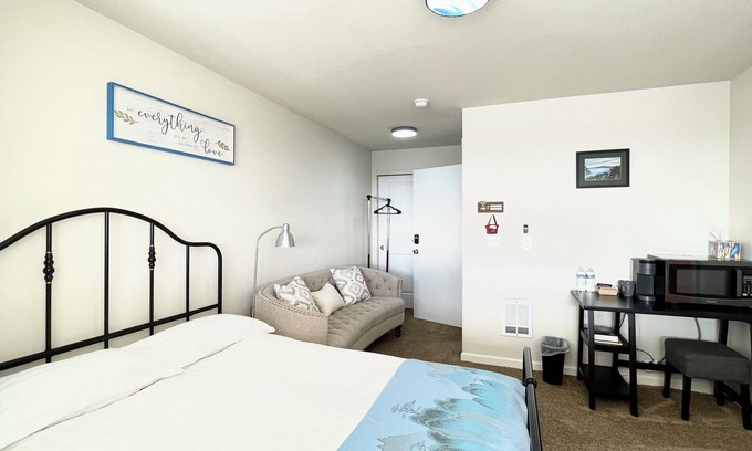 South Tacoma Condo | En-suite Room-Rainier Mountain View room, 7 mins to Tacoma Dome