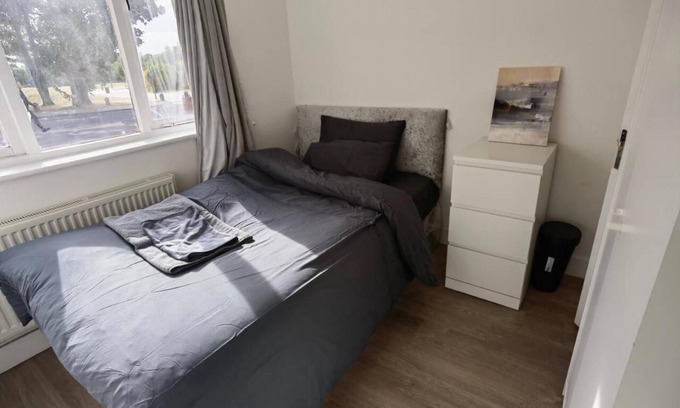 New Cross Apartment | En-suite Room with Park View