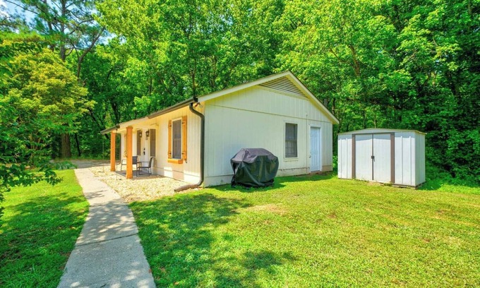 Newnan Villa | Enchanting 2-Bedroom By the Lake