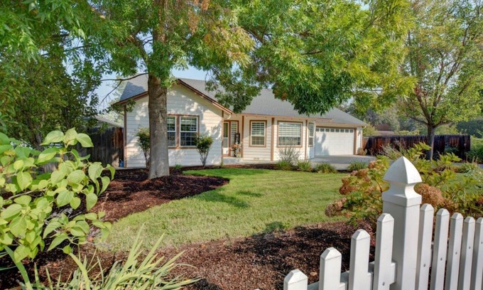 Medford House | Enchanting 3 BR, minutes from Winerys, Snow Sking, exhilarating Rafting Tours.