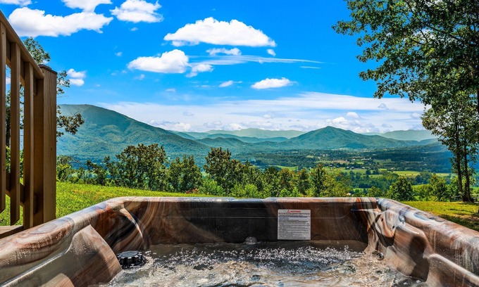 Gatlinburg - Pigeon Forge Cabin | Enchanting 3BD - Loft Cabin - Hot Tub! VIEWS!