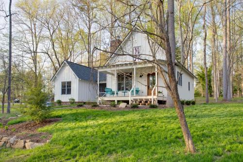 Andersonville House | Enchanting Andersonville Home Steps to Norris Lake
