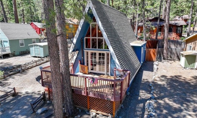 Wrightwood Cabin | Enchanting cabin in Wrightwood near Mountain High Ski resort