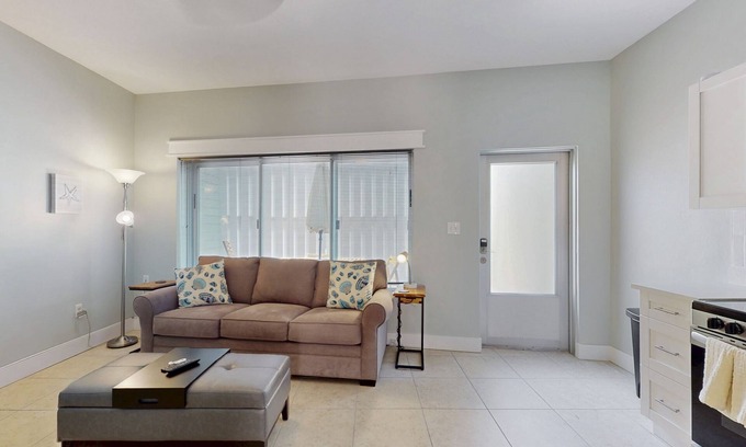 Indian Shores Condo | Enchanting condo with full kitchen, enclosed yard, & washer/dryer
