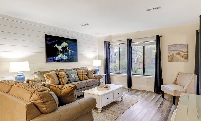 Hilton Head Island Condo | Enchanting condo with pool, full kitchen, & central AC