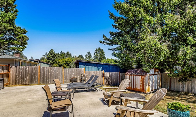Warrenton House | Enchanting dog-friendly with hot tub, lake nearby, fast WiFi, & washer/dryer