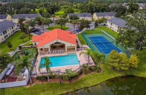 Kissimmee Apartment | Enchanting Escape 3-Bedroom Family Condo, Pool & More - Just 12 Mins to Disney! Cortile