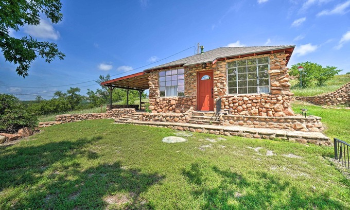 Medicine Park Cottage | Enchanting Hilltop Cottage in Medicine Park!