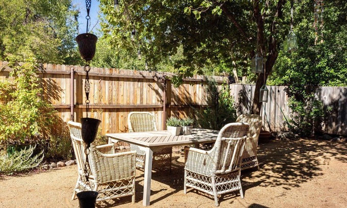 Sedona House | Enchanting midcentury creekside pet-friendly home with firepit, BBQ and more!