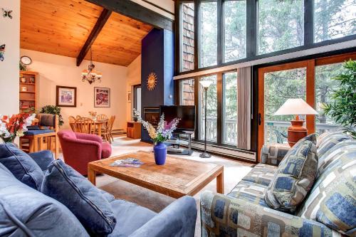 Peak 9 Apartment | Enchanting Mountain Haven - Ski, Explore & Relax with Unrivaled VIEWS - TB303