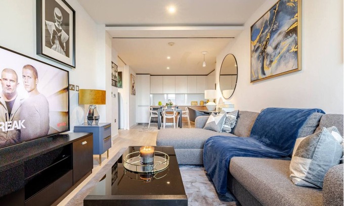 Fitzrovia Apartment | Enchanting Penthouse with AC in Soho