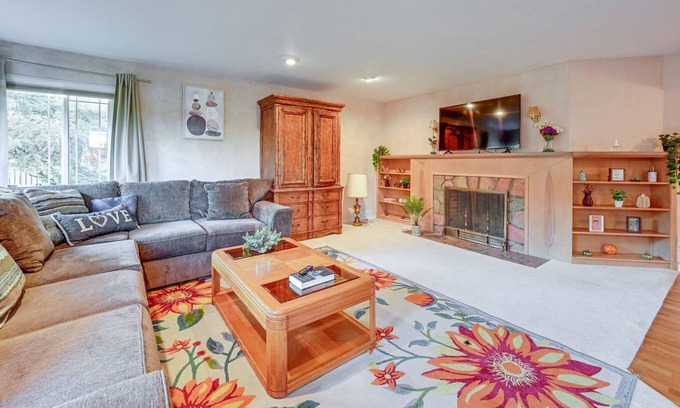 Puyallup House | Enchanting Puyallup Home w/ Spacious Deck!