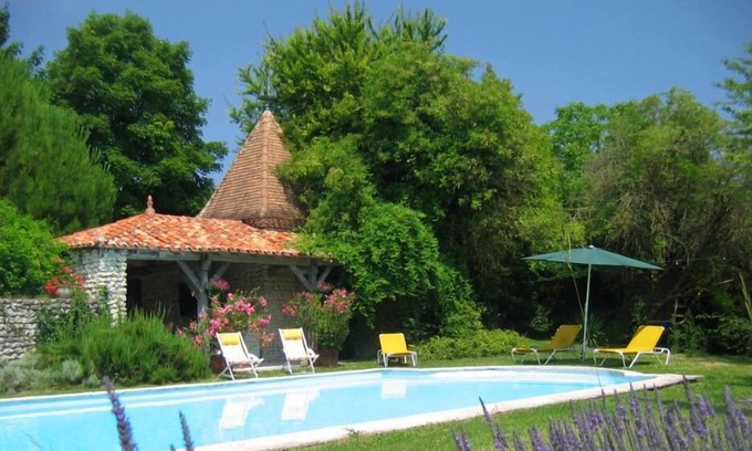 Palluaud House | Enchanting setting, large swimming pool and spa. King size beds