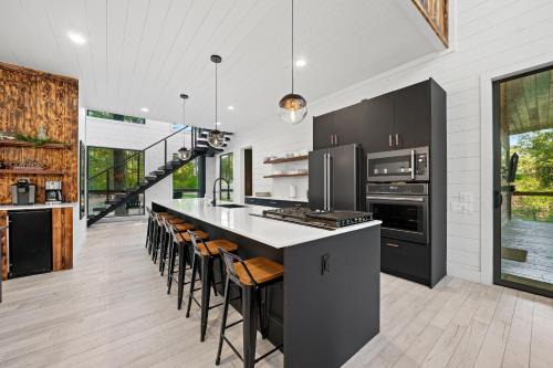 Hochatown House | Enchanting Waterfront Cabin w Private Boardwalk