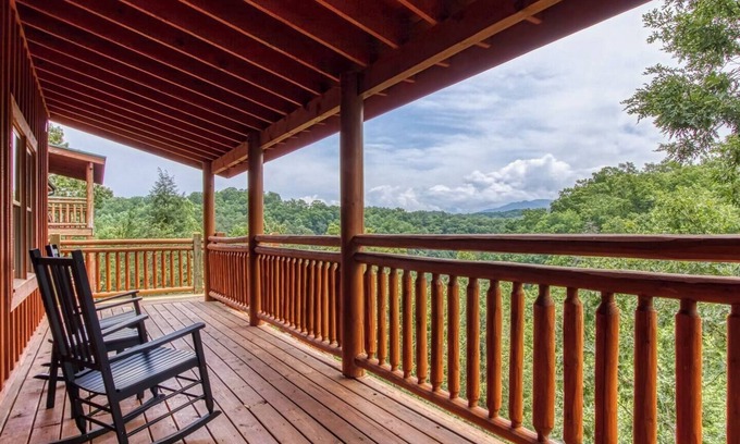 Gatlinburg - Pigeon Forge Cabin | End of Summer Special! LoCaTiOn! Pool! Hot Tub!