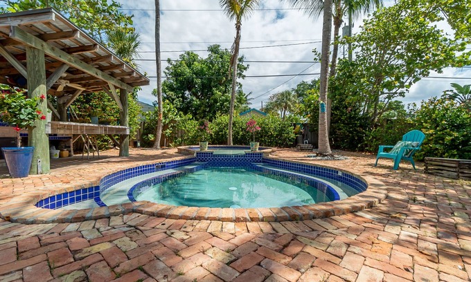 College Park House | END OF YEAR DEALS: Tropical Tranquility Near Beach, Dining & Downtown Delights