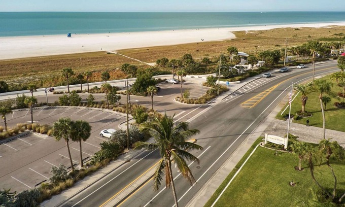 Siesta Key Condo | end unit=Newly renovated 2b/2b condo with a wonderful view of Siesta Key Beach