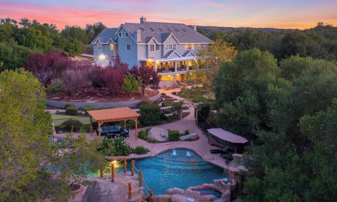 Murrieta House | Endless Amenities at The Estate at Oak Hollow