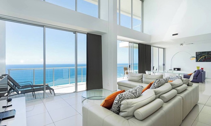 Broadbeach Apartment | Endless Blue Stunning Beachfront Living with Pool