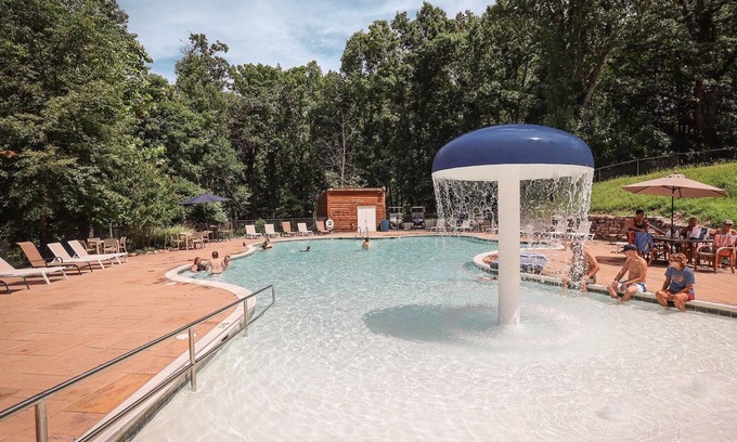 Singers Glen Cottage | Endless Caverns Pet-Friendly Deluxe Cabin - A Better Base Camp at Endless Caverns Resort