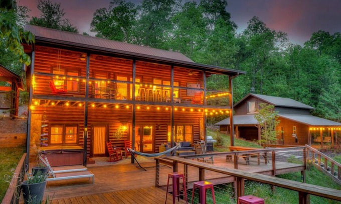Blue Ridge Cabin | Endless Echo - Pet Friendly | Hot Tub | EV Car Charger | Mountain View | Close to Town