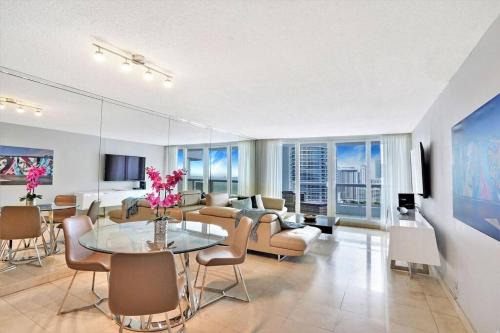 Downtown Miami Apartment | Endless Summer! Incredible Water Views