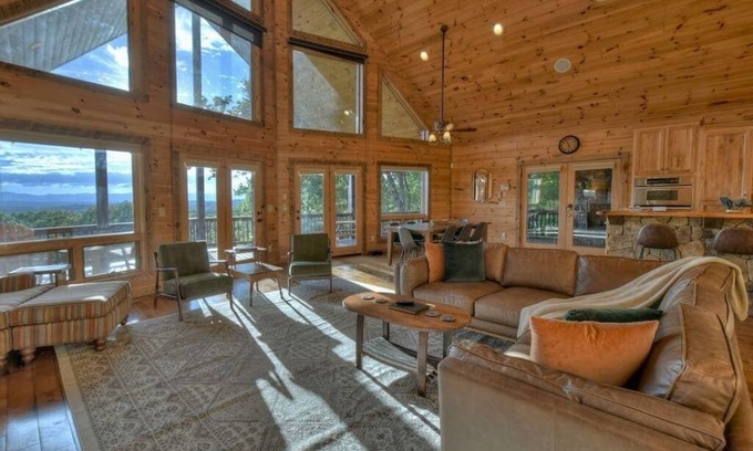Mineral Bluff Cabin | Endless Views~ Hot Tub ~ Movie Theater ~ Firepit