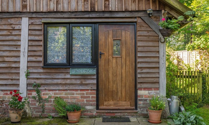 New Forest District Cottage | ENDYMION, pet friendly, with open fire in Linwood