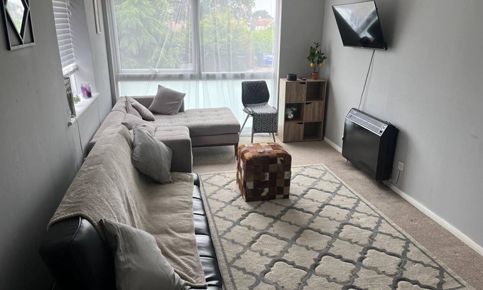 Highlands Apartment | Enfield City Apartment Retreat - Sleeps 5