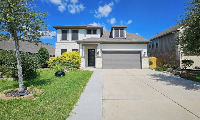 New Caney House | Enjoy a 4-bedroom, 3.5-bathroom home in New Caney for families or business stays