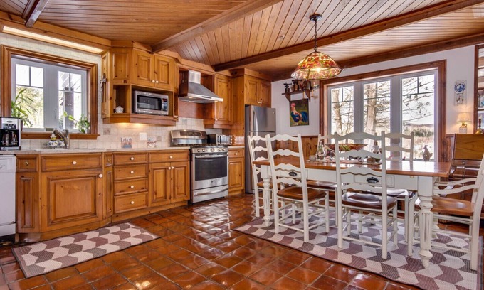 Huberdeau Ski Chalet | Enjoy a beautiful setting at Chalet Beau Bois