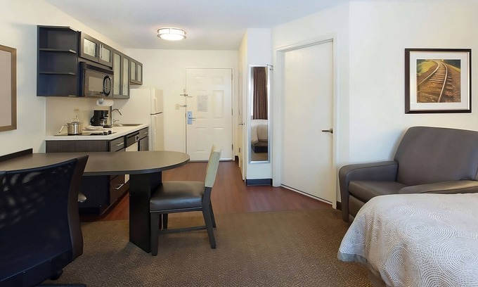 Horsham House | Enjoy a Hassle-free and Soothing Stay! Free Parking, Pet-friendly Property