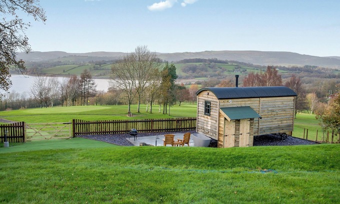Monkswood Cottage | Enjoy a romantic retreat at this luxurious shepherd’s hut.