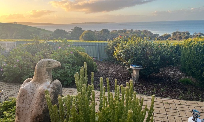 Kingscote House | Enjoy breathtaking sea views as well as the convenient location of Kingscote.