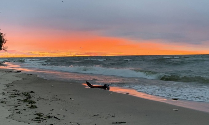 Sturgeon Bay House | Enjoy Breathtaking Sun Rises On The Sandy Lake Michigan Shoreline!