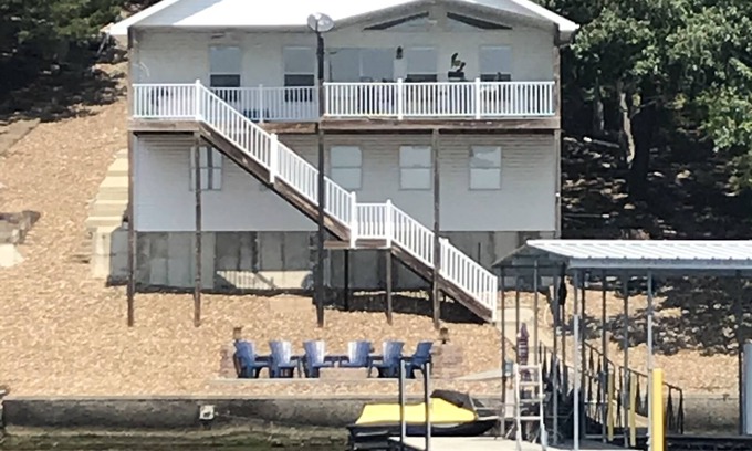 Rocky Mount House | Enjoy Breathtaking Views At This Relaxing Large Family-Friendly Lakehome