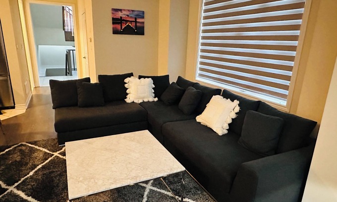 Thorold House | Enjoy custom home, Your Niagara Falls Retreat! 13 mins drive towards Falls