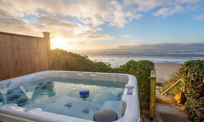 Roads End House | Enjoy family & friends while watching great surf action from hot tub