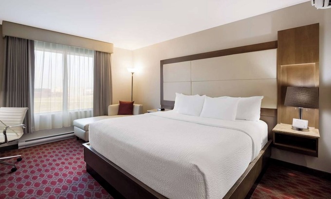 Calgary Hotel | Enjoy in Spacious Room with Swimming Pool and Mountain Scenery
