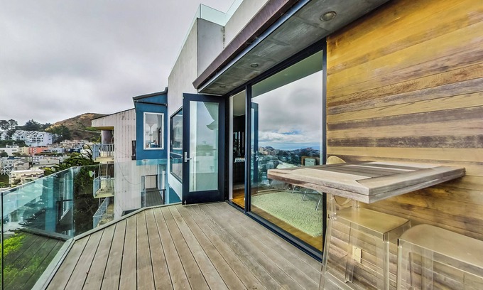 Eureka Valley House | Enjoy luxury-level living in San Francisco, in this spacious, comfortable house with modern appointments, free street parking and gorgeous views.