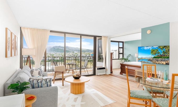 Waikiki Condo | Enjoy Mountain Views w/Free Parking + Near Beach