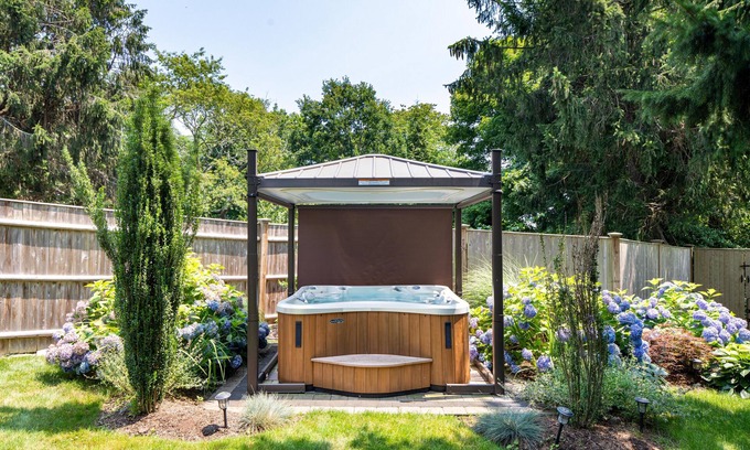 Middletown House | Enjoy Newport, stunning beaches, hot-tub, & relax at the lovely Coastal Hideaway