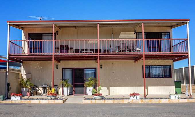 Leeman House | Enjoy ocean Views and fishing.