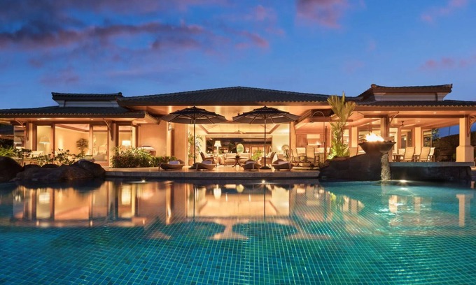 Kamuela Resort | Enjoy Pauoa Beach Club’s spa, gym, pool, and oceanfront privacy.
