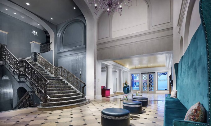Inner Richmond House | Enjoy Romantic Getaway at French-Style Room w/Cozy Ambience & Central Location
