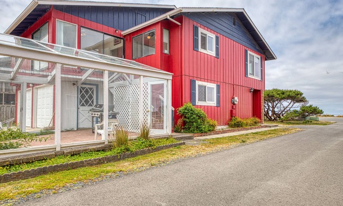 Bandon House | Enjoy sweeping ocean views as you cook & walk to the beach
