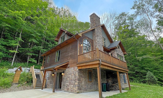 Ellicottville Ski Chalet | Enjoy the breathtaking sites of Ellicottville, N.Y in this beautiful chalet on a perfect mountain escape.